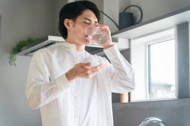 AGA治療薬を服用する男性の写真